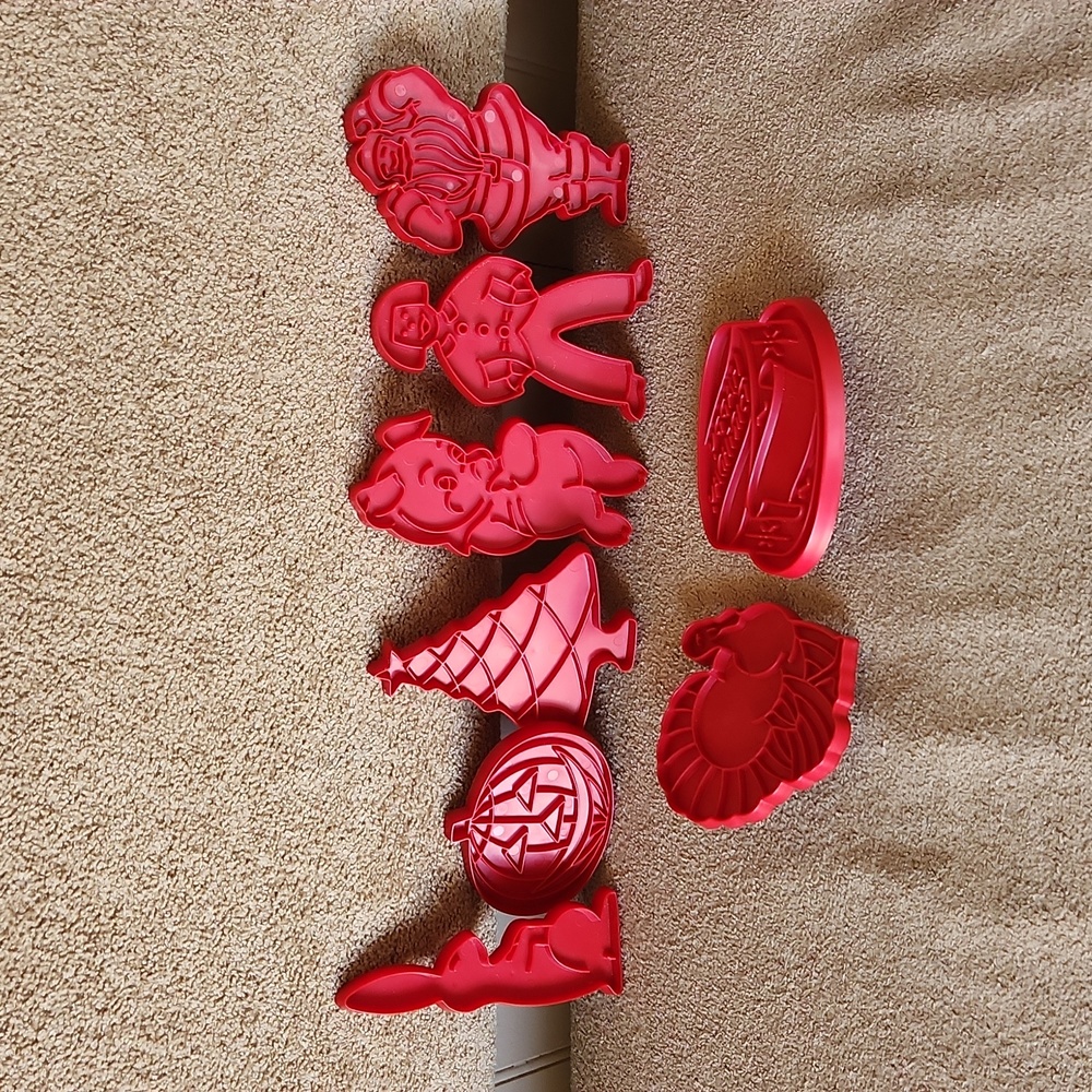 EUC Tupperware cookie cutters set of 8 tree turkey Christmas Easter Birthday